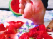 Velvet schiaccia il cocomero e si sporca i piedini 7/16