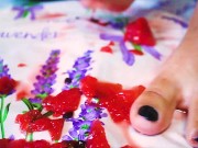 Velvet schiaccia il cocomero e si sporca i piedini 8/16