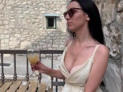 Девушка с большими сиськами страстно лижет мороженое в уличном кафе (эскимо) 1/16