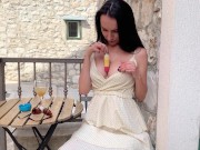 Девушка с большими сиськами страстно лижет мороженое в уличном кафе (эскимо) 11/16