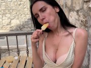 Девушка с большими сиськами страстно лижет мороженое в уличном кафе (эскимо) 12/16