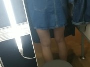 Извращенец за шторкой примерочной снимал как я выбираю одежду в магазине 12/16