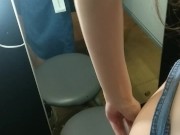 Извращенец за шторкой примерочной снимал как я выбираю одежду в магазине 3/16