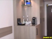 Gummi gerissen: Junge blonde Hure geschwängert 2/16