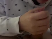 Elle me branle et avale tout mon sperme ! 8/16