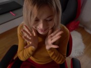 Приготовил сюрприз для в коробке, а потом засунул ей его в задницу. 1/16