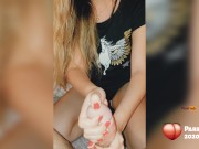 Mi hermanastra perdió la apuesta y me tuvo que hacer una paja 7/16