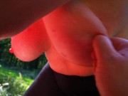 Große nackte Brüste schön abmelken in der Öffentlichkeit 12/16