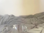 Девчонка в своей комнате дрочит и ссыт в шортики и посуду.лижет.толкает шорты в киску.Фул в премиум 1/16