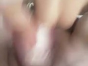 Aprovecha para darse duro con su dildo ya que no hay nadie en casa 8/16