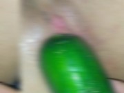 Mi vecino me despierta y me mete un grueso y largo pepino luego me llena de leche 15/16