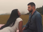 Mi esposo me llevó al patio a un picnic y terminó comiéndose mi gran trasero 2/16