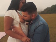 Mi esposo me llevó al patio a un picnic y terminó comiéndose mi gran trasero 3/16