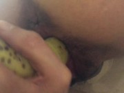 Puttanella vergine si masturba con una banana e gode 8/16