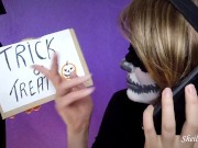 Coinquilino mi sborra in faccia mentre sono al telefono con il mio fidanzato (Halloween edition) 2/16