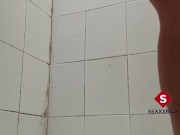 Amiga se calienta en la bañera 1/16