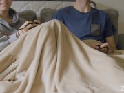 Petite gameuse perd aux jeux vidéos mais gagne un creampie dans sa chatte serrée - Amateur LesPhiLou 1/16