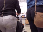 MILF en legging archi moulant et string apparent 13/16