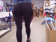 MILF en legging archi moulant et string apparent 5/16