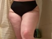 Толстушка с мохнатой пиздой Ирина Природа раздевается и мастурбирует в душе 7/16