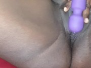 jeune black joue et jouie avec son sextoy 3/16