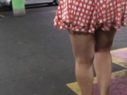 Hotwife gostosa se exibe no estacionamento do shopping para o corno, caminhando de mini saia no esti 14/16