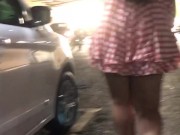 Hotwife gostosa se exibe no estacionamento do shopping para o corno, caminhando de mini saia no esti 15/16