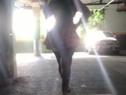 Hotwife gostosa se exibe no estacionamento do shopping para o corno, caminhando de mini saia no esti 16/16