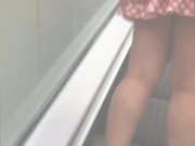 Hotwife gostosa se exibe no estacionamento do shopping para o corno, caminhando de mini saia no esti 2/16