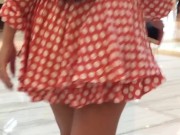 Hotwife gostosa se exibe no estacionamento do shopping para o corno, caminhando de mini saia no esti 4/16