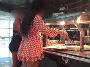 Hotwife gostosa se exibe no estacionamento do shopping para o corno, caminhando de mini saia no esti 5/16