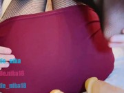 Малышка играет с двойным дилдо, раскрытая киска. 1/16