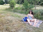 Insertion risqué d'un gros sex-toy en verre, dans un parc public avec des gens derrière l'herbe 4/16