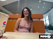 La giovane stella Sara Bell scopa nei camerini e in metro con Freddy Gong 1/16