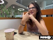 La giovane stella Sara Bell scopa nei camerini e in metro con Freddy Gong 4/16