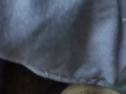 Я проснулся и мачеха сосет одеяло - РУССКАЯ мачеха делает двойной минет под одеялом 1/16