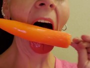 CHUBBY THICK MILF GILF AMATEUR PORN STAR  HOUSEWIFE HUMPINHANNAH  GIVES POPSICLE  A PROPER BLOWJOB 