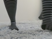 Tinejdzerka trlja svoju vlaznu pickicu do vrhunca,sve dok ne napravi poplavu!!! 15/16