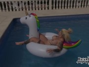 Aviva Rocks - Masturbiert im Swimmingpool 1/16