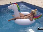 Aviva Rocks - Masturbiert im Swimmingpool 10/16