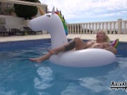 Aviva Rocks - Masturbiert im Swimmingpool 11/16