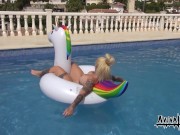 Aviva Rocks - Masturbiert im Swimmingpool 2/16