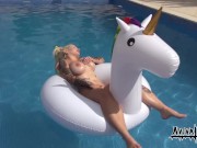 Aviva Rocks - Masturbiert im Swimmingpool 4/16