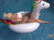Aviva Rocks - Masturbiert im Swimmingpool 5/16