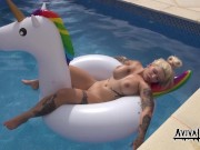 Aviva Rocks - Masturbiert im Swimmingpool 8/16