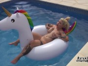 Aviva Rocks - Masturbiert im Swimmingpool 9/16