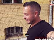 SEX AN DER BUSHALTESTELLE - Au Pair Mädchen an berlin humboldthain öffentlich abgeschleppt 1/16