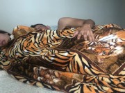 Acordei sentindo a rola dura do safado na minha bunda, já meteu gostoso na minha buceta e gozou 2/16