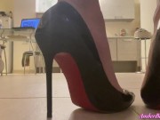 Minx Masturbates Pussy In The Kitchen While No One Is Home 5/16