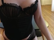 Jolie blonde en lingerie se fait bouffer la chatte 1/16
